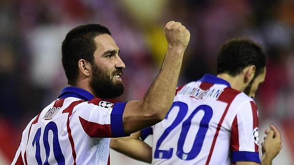Arda celebra el gol tras ser felicitado por Juanfran, su asistente