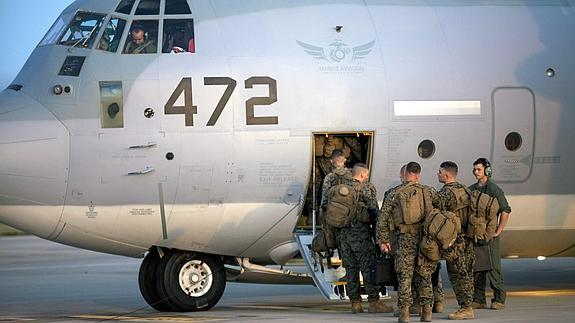 Soldados asignados a la Fuerza de Tarea para Crisis en África mientras abordan un avión KC-130J Super Hercules. 