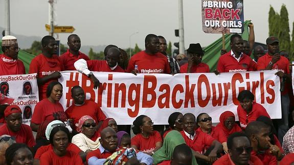 Un grupo de personas pide la liberación de las mujeres secuestradas en Nigeria. 