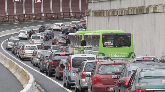 Intensa circulación en la entrada a Bilbao. 