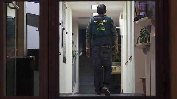 Un guardia civil, en un registro en el Ayuntamiento de Valdemoro.