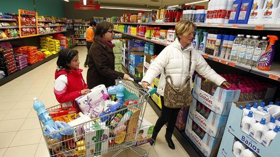 Una familia hace la compra en un supermercado. 
