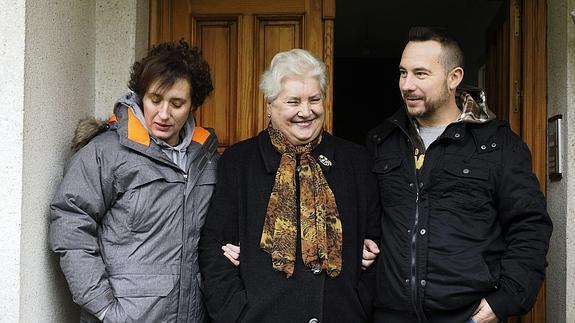 Teresa Romero (i), junto a su madre, Jesusa Ramos (c), y su marido Javier Limón. 