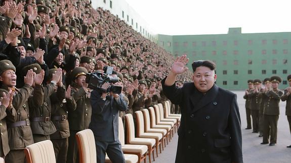 Kim Jong-Un, ante un grupo de militares. 