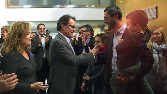 Artur Mas saluda a simpatizantes de su partido el 9-N. 