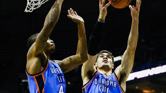 Steven Adams y Nick Collison. 