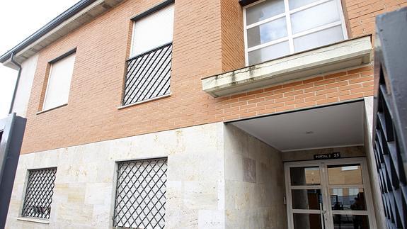 Portal de la vivienda donde fue atacada la mujer. 