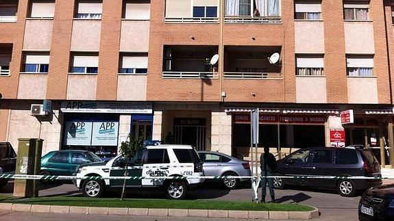 Agentes de la Guardia Civil, frente al edificio donde se ha detenido al presunto yihadista.