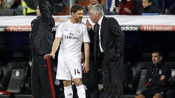 Xabi Alonso y Ancelotti, durante un partido.  