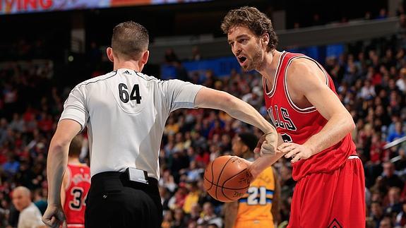 Pau Gasol pide explicaciones al árbitro. 