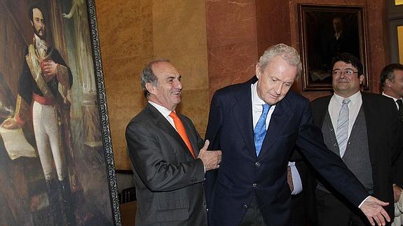 El presidente de la patronal catalana, Joaquim Gay de Montellá (i), y el ministro de Defensa, Pedro Morenés (c), ante un retrato del general Prim, hoy en Barcelona.