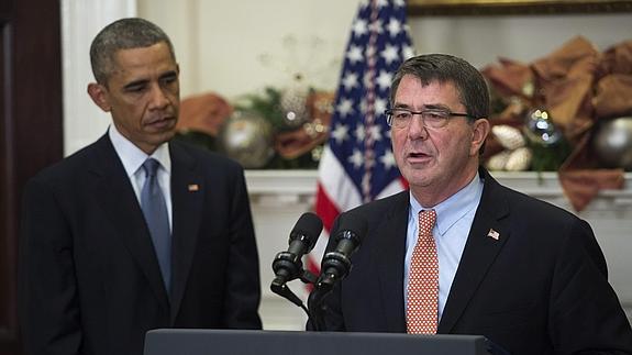 Obama, escucha el discurso de su nuevo secretario de Defensa, Ashton Carter. 