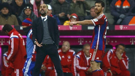 Guardiola (i) y Xabi Alonso. 