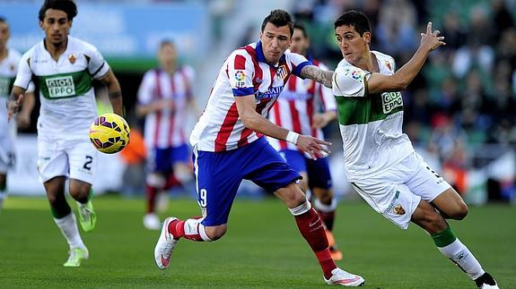 Mandzukic (i) y Roco pelean por el balón. 