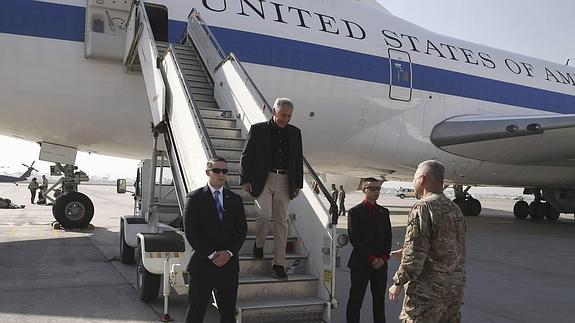 Hagel visita por sorpresa a las tropas estadounidenses en Afganistán