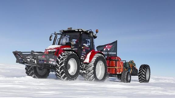 Manon Ossevoort, en su tractor MF5610. 