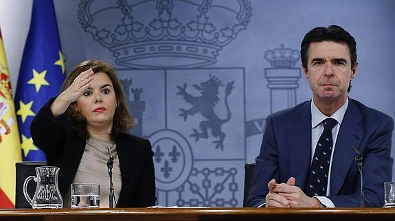 La vicepresidenta y el ministro de Industria, tras el Consejo de Ministros.