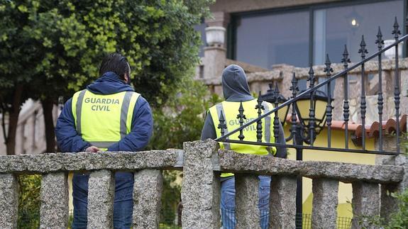 Dos guardias civiles ante el entro neurálgido de la secta de San Miguel Arcángel en Oia.