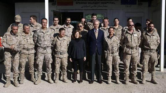 Saénz de Santamaría y Morenés posan con los mandos militares. 