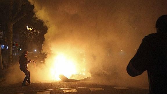 Disturbios con la quema de contenedores en el barrio de Gràcia. 