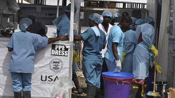 Trabajadores contra el ébola en Liberia.