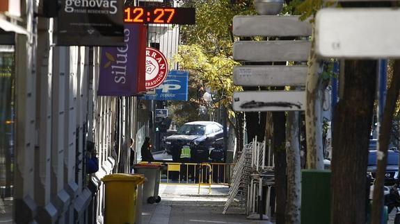 Los agentes sacan el coche de la sede del PP. 