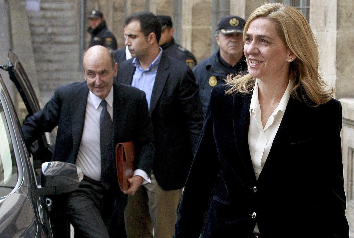 La infanta Cristina, seguida por su abogado Miquel Roca, en los juzgados de Palma 