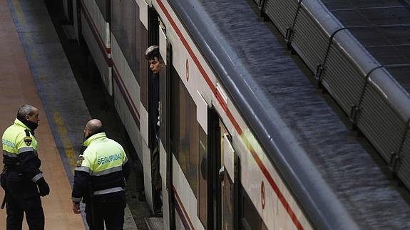 Agentes de seguridad en la estación de Atocha.