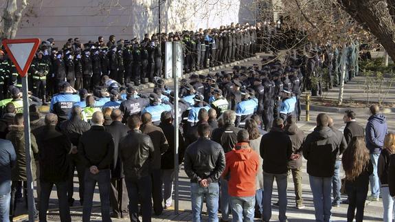 Asistentes al funeral por el agente fallecido.