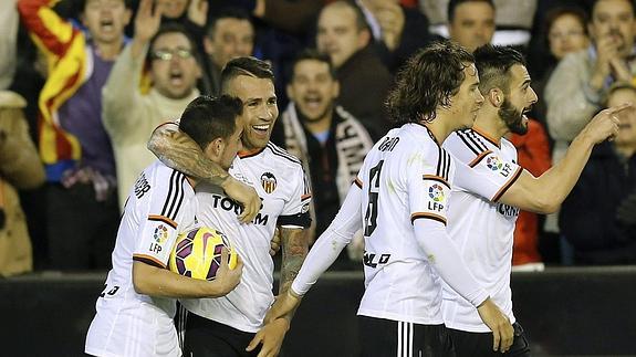 Los jugadores del Valencia celebran el gol de Otamendi. 