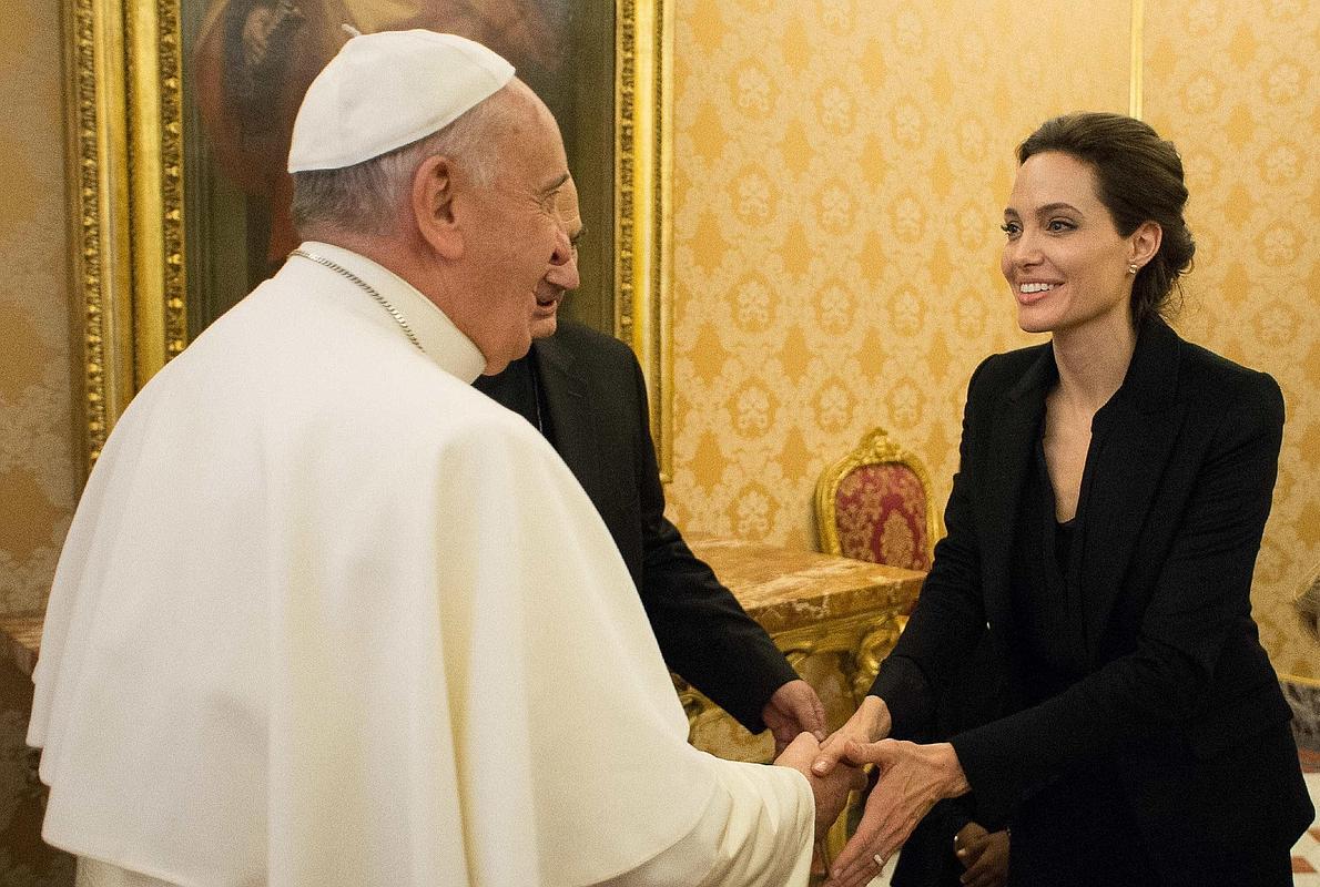 El Papa, con Angelina Jolie.