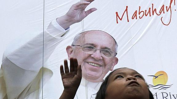 Un cartel para recibir al Papa en Manila.