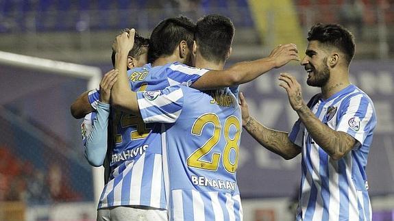 Los jugadores del Málaga CF celebran el segundo gol del equipo malagueño. 