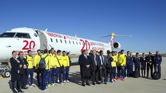 El Villarreal posa antes de subir al avión.