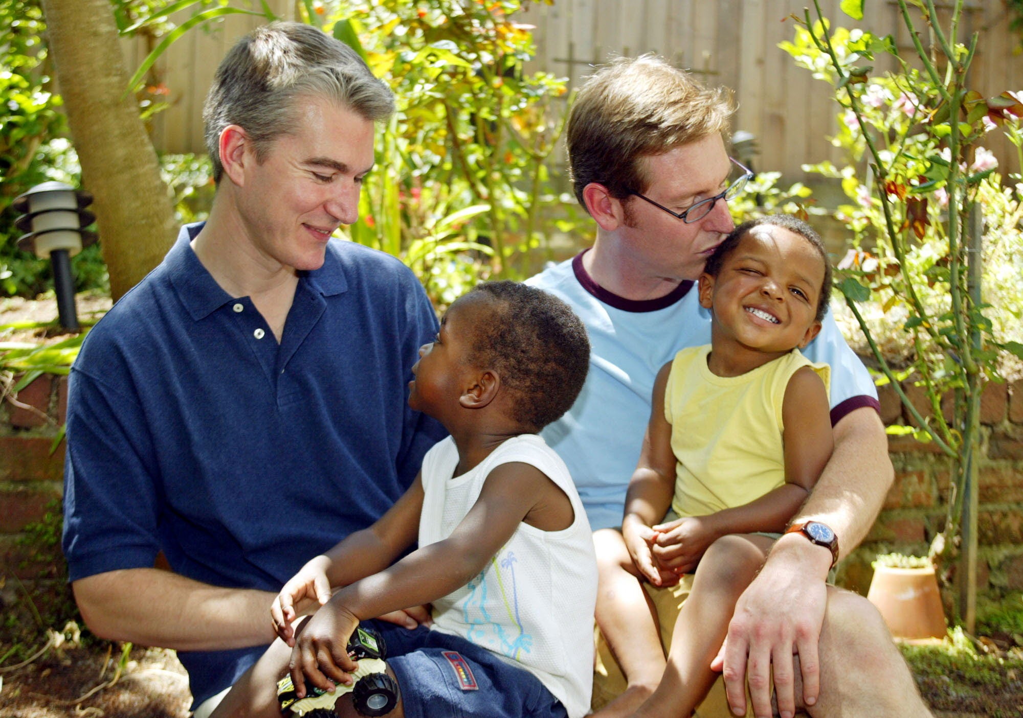 Pareja de homosexuales con sus hijos adoptivos. 