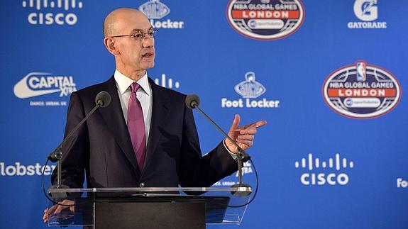 Adam Silver habla en una conferencia de prensa en Londres. 