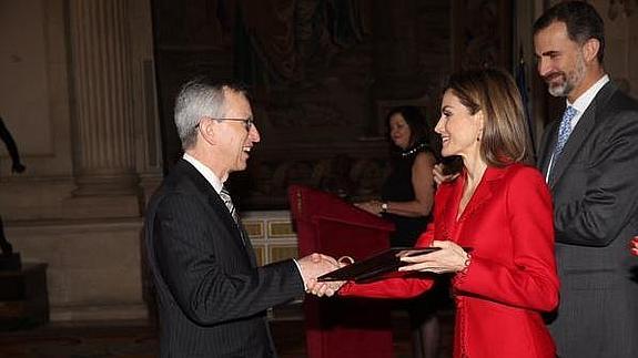 Los Reyes hacen entrega del Premio Nacional de Investigación 2014 en Biología a Joan Massagué. 