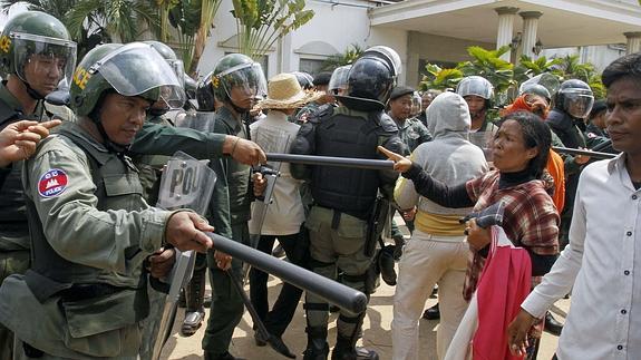 La Policía militar, dirante una manifestación cerca de Camboya. 