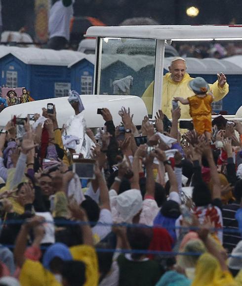 El Papa saluda a los fieles. 