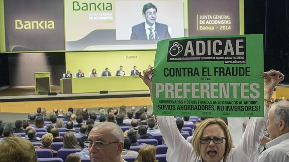 Protesta en una junta de accionistas de Bankia.