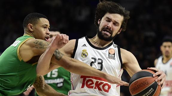 Llull (d) protege el balón. 