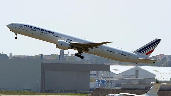 Airbus 320 de Air France despega del aeropuerto de Toulouse-Blagnac. 