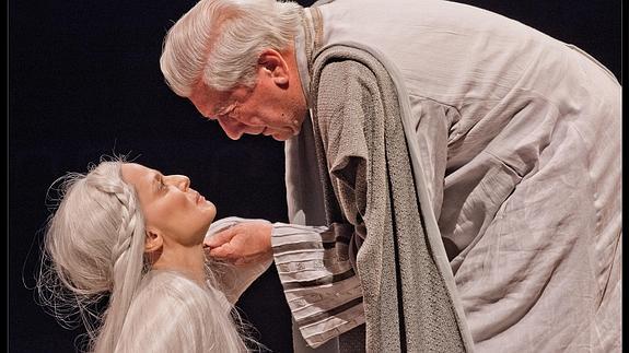 Vargas Llosa, durante un ensayo, con Aitana Sánchez Gijón.