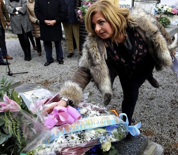 Consuelo Ordóñez deposita flores en la tumba de su hermano. 