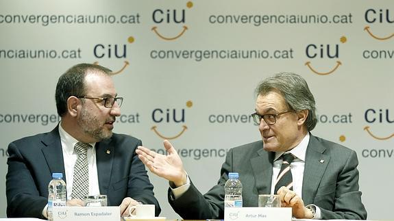 Artur Mas conversa con el conseller de Interior, Ramon Espadaler.