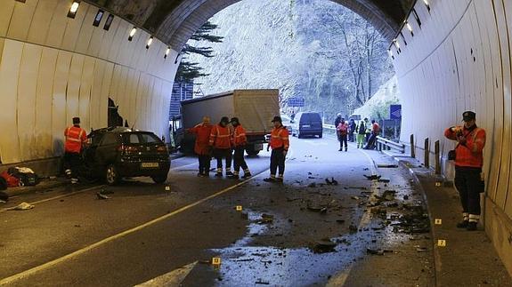 Dos jóvenes murieron la semana pasada al chocar en la carretera nacional N-634, a la altura de Eibar, contra un camión. 