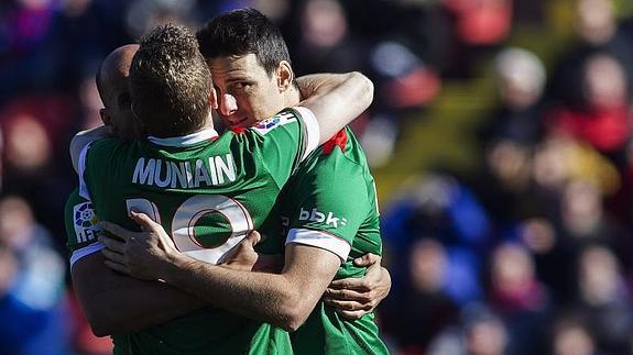 Los jugadores del Athletic celebran un gol. 