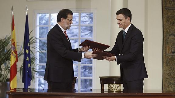 Rajoy y Sánchez, tras firmar el pacto en La Moncloa.