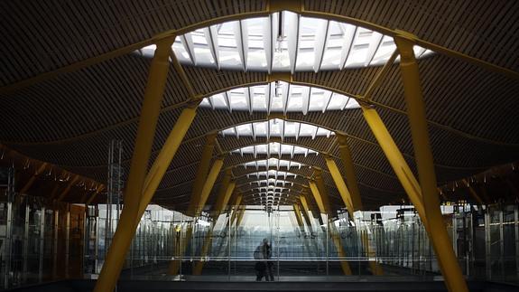 Un hombre camina por la Terminal 4 de Barajas. 