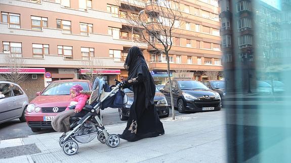 Una mujer pase con un burka en Vitoria. 